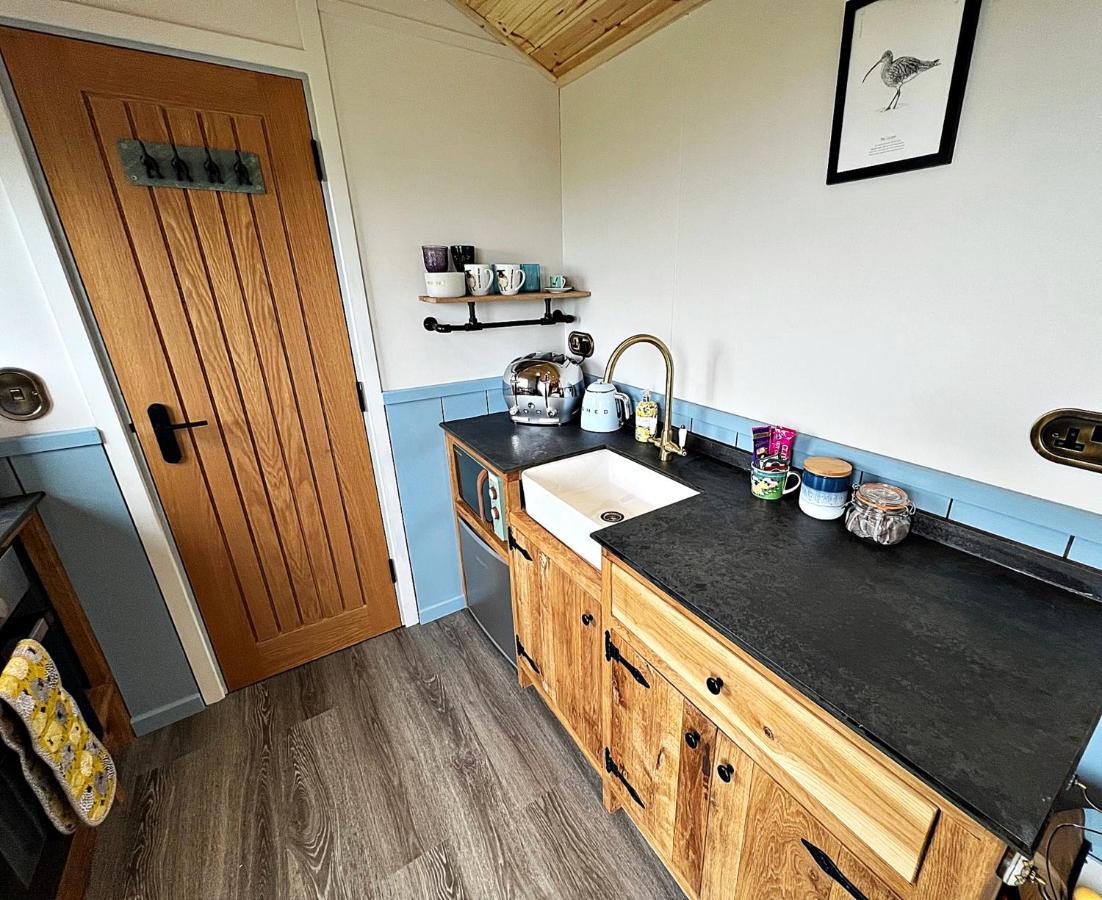 Luxury Shepherd Hut In The Peak District Бейкуел Екстериор снимка