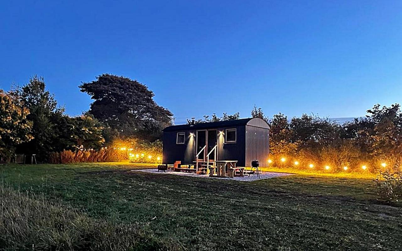 Luxury Shepherd Hut In The Peak District Бейкуел Екстериор снимка