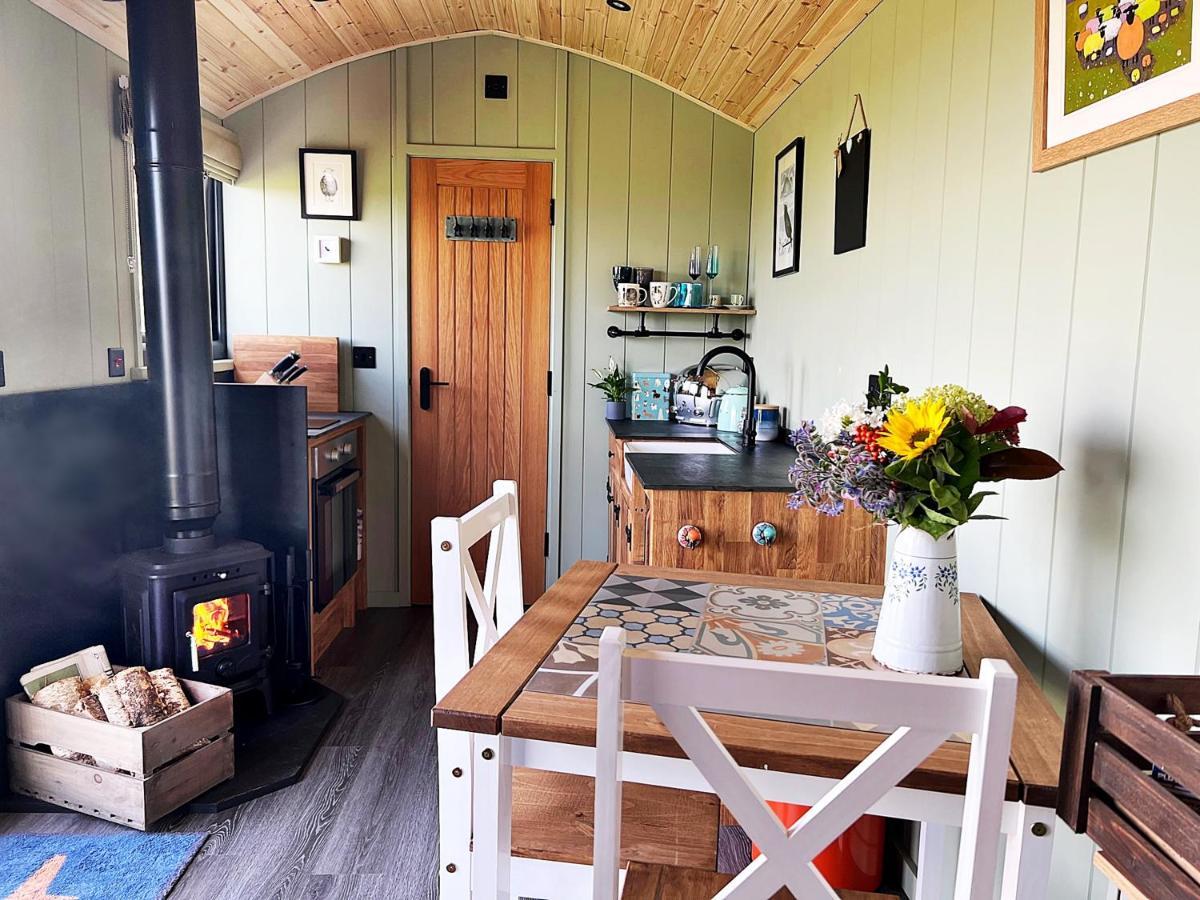 Luxury Shepherd Hut In The Peak District Бейкуел Екстериор снимка