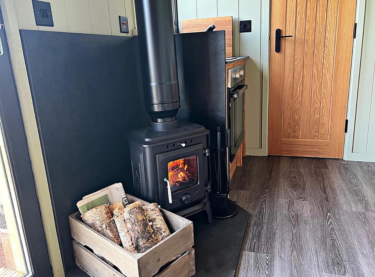 Luxury Shepherd Hut In The Peak District Бейкуел Екстериор снимка