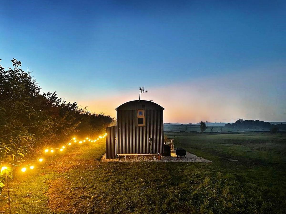 Luxury Shepherd Hut In The Peak District Бейкуел Екстериор снимка