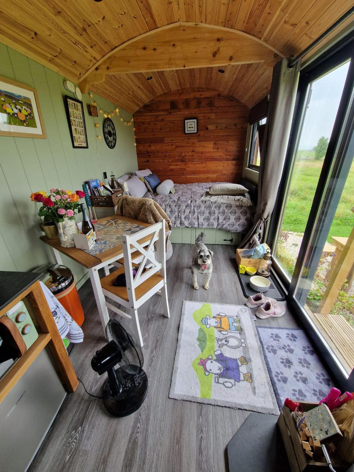 Luxury Shepherd Hut In The Peak District Бейкуел Екстериор снимка